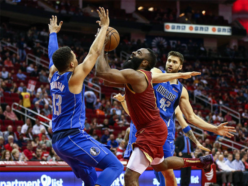 هاردن نجم هيوستن خلال محاولة للتسجيل في سلة دالاس