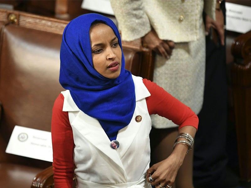 إلهان عمر تستمع إلى كلمة ترامب في مبنى الكابيتول قبل أيام (أ ف ب)