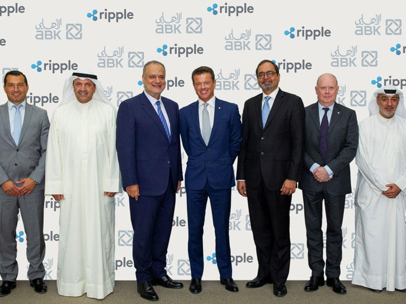 ميشال العقاد وعبدالله السميط  مع جون ميتشل والفريق التنفيذي للشركة   