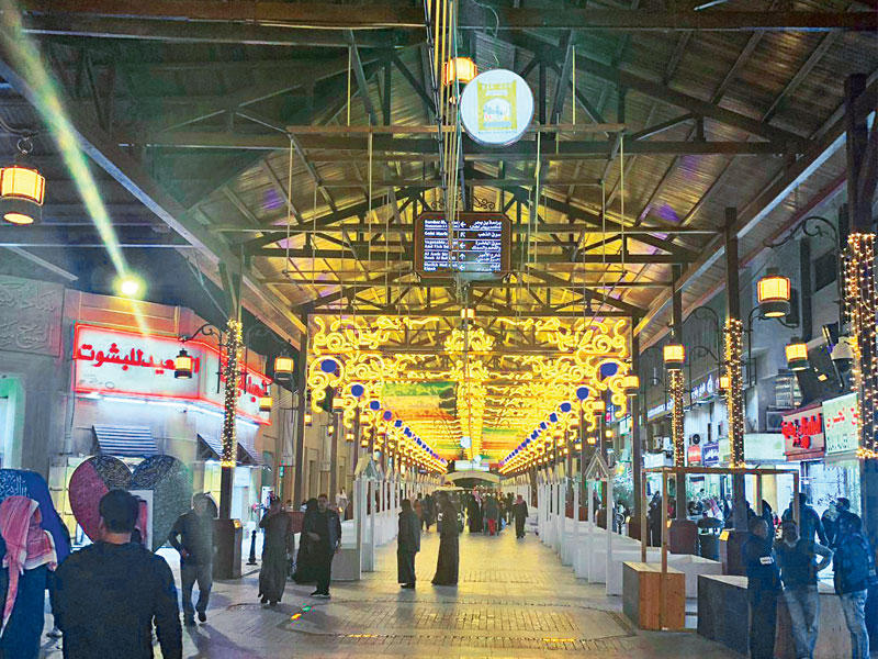 أجواء باهتة طغت على سوق المباركية كما بدا أمس... بعد قرار إلغاء الاحتفالات