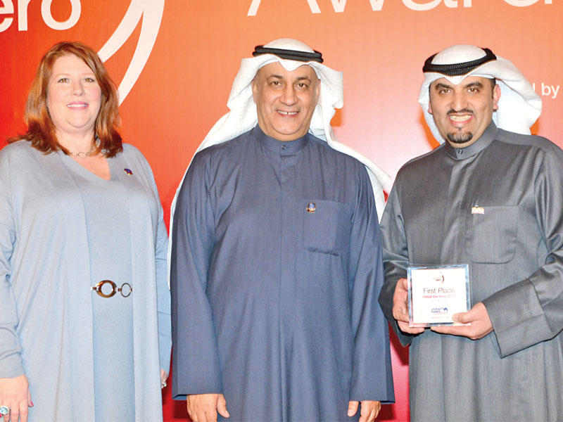 صلاح الفليج ومحمد العثمان أثناء تسلم الجائزة