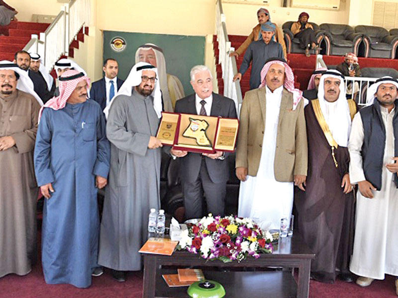 رئيس نادي الهجن حسين الدواس يكرم رؤساء الوفود العربية