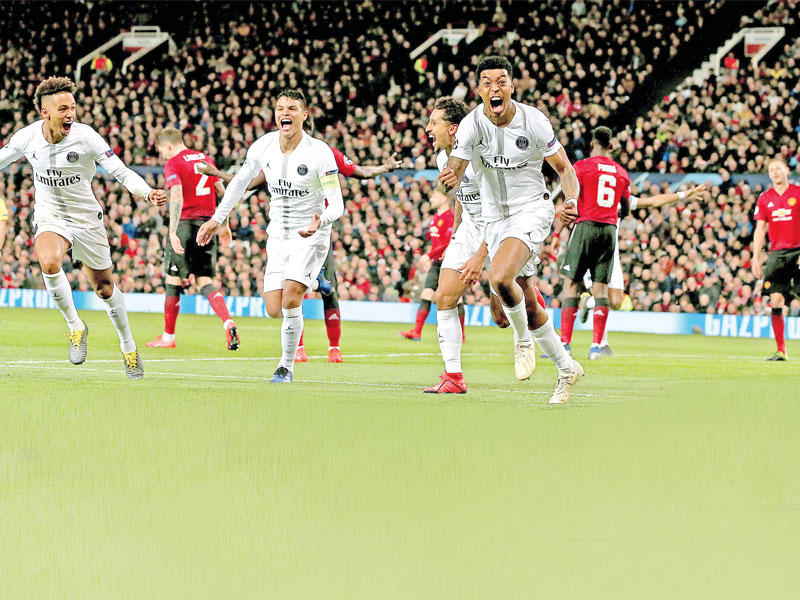 كيمبيمبي نجم باريس سان جرمان يحتفل بهدفه في مرمى مان يونايتد