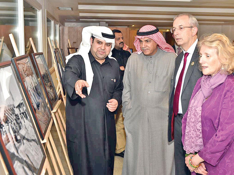 دشتي يشرح للسفير البريطاني واليوحة عن إحدى الصور