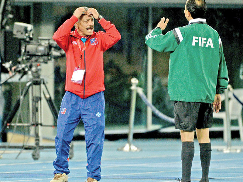 محمد عبدالله في صورة ارشيفية معترضا على قرارات الحكم