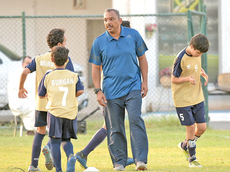فريق برقان في لقاء سابق امام العربي (تصوير محمد العوضي)