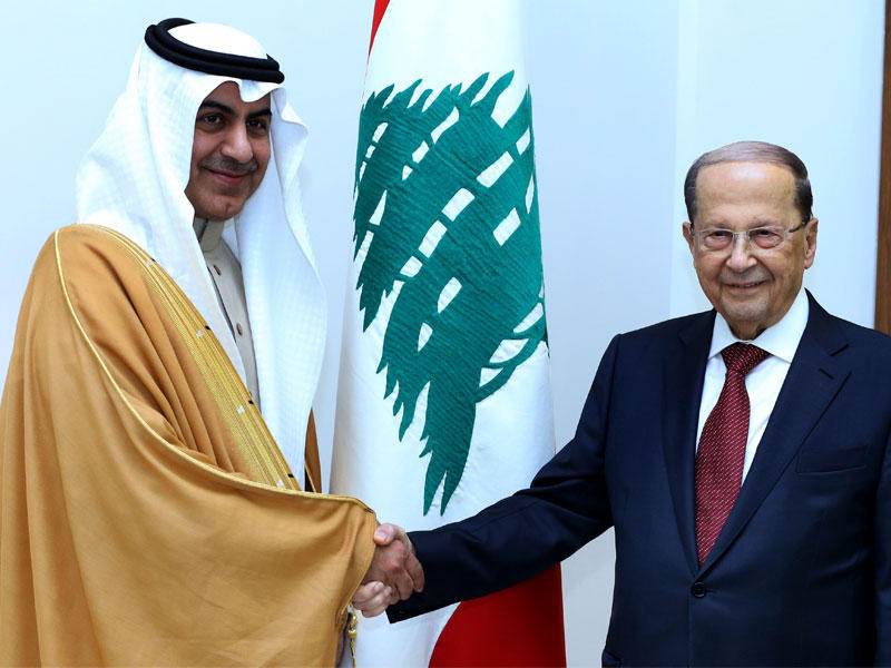 الرئيس اللبناني مستقبلاً العلولا في القصر الجمهوري أمس        (أ ف ب)