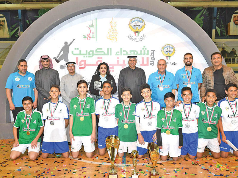 فاطمة الأمير تتوسط الفريق الفائز