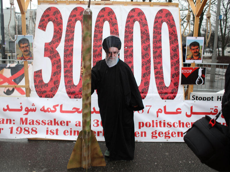 مجسم للخميني حاملا صاروخا خلال تظاهرات لمعارضين إيرانيين في وارسو أمس (رويترز)