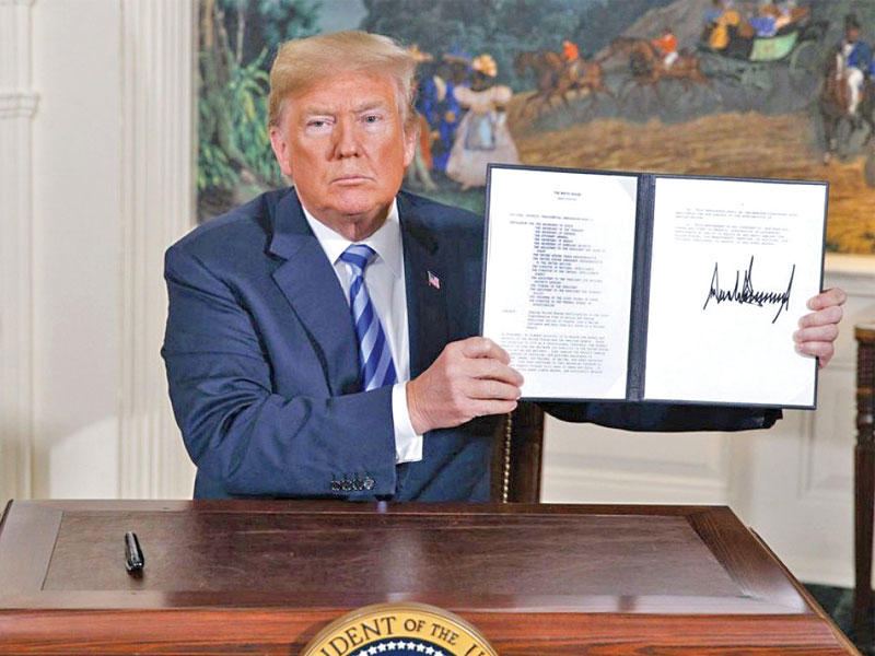 ترامب موقعاً على الانسحاب من الاتفاق النووي