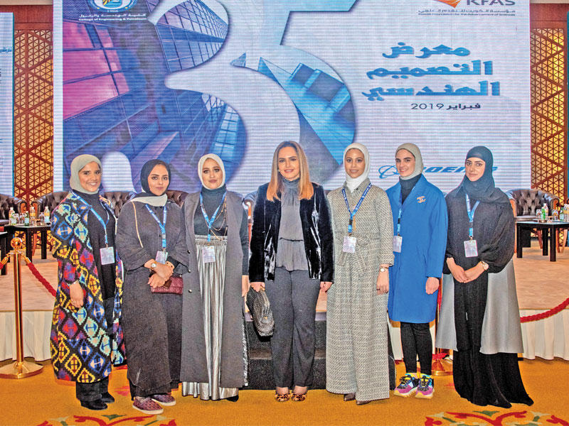 سحر الذربان مع طلبة كلية الهندسة في جامعة الكويت 