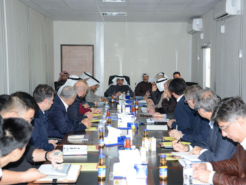 الوقيان مترئساً الاجتماع صباح أمس مع مقاولي المطلاع 