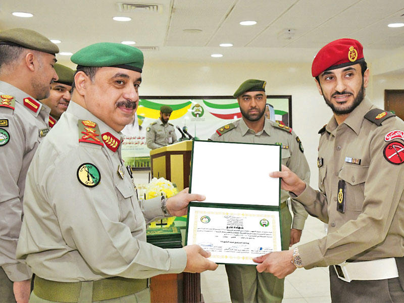 تكريم أحد خريجي دورة المشاة للضباط بالحرس الوطني