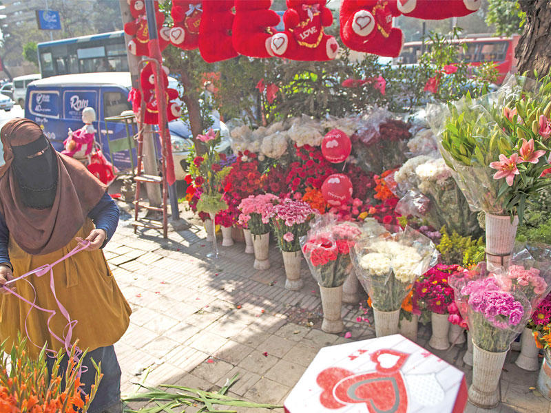 مصرية منقّبة في محلٍ بالقاهرة لبيع الزهور لمناسبة «عيد الحب» t(اي بي ايه)