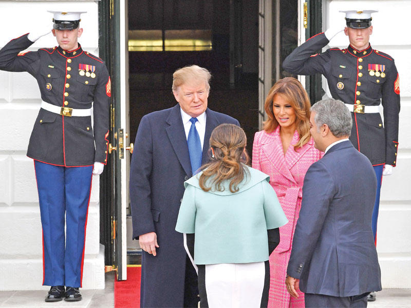ترامب وميلانيا في استقبال الرئيس الكولومبي وزوجته أمام البيت الأبيض أمس الأول (أ ف ب)