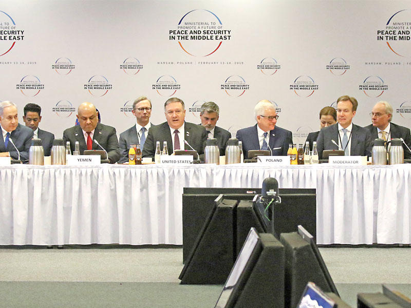 اليماني متوسطاً نتنياهو وبومبيو في «وارسو» أمس (رويترز)