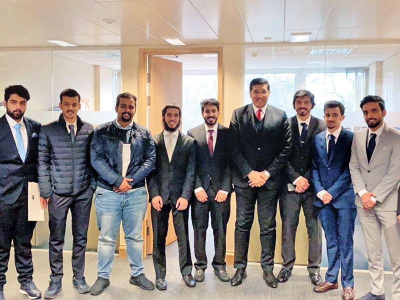 الفارس متوسطاً وفد اتحاد بريطانيا