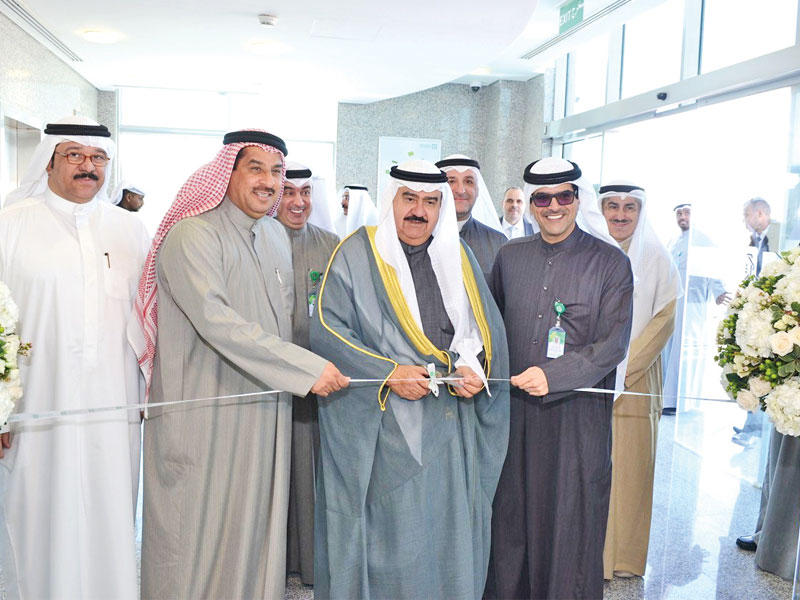 الناهض والمهنا يقصان شريط الافتتاح 