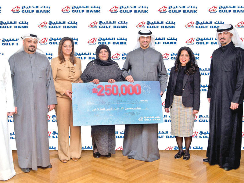 الفائزة تتسلم جائزتها