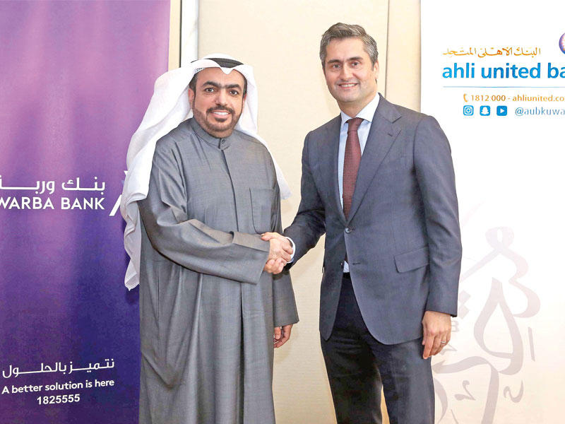 طارق محمود وشاهين الغانم عقب توقيع الاتفاقية