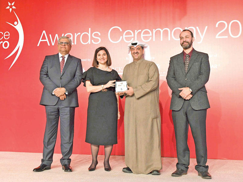 وليد الخشتي يتسلم جوائز «زين» خلال الحفل