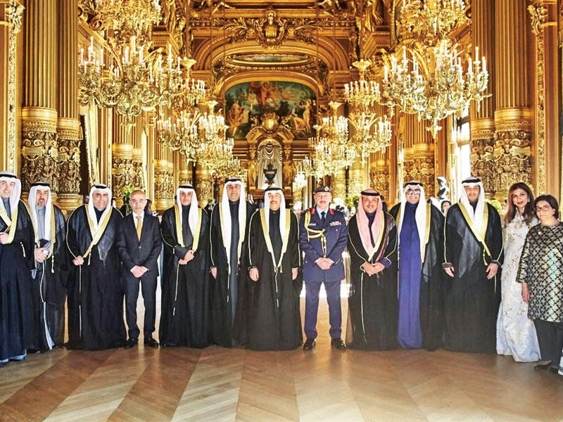 السليمان متوسطاً أعضاء سفارة الكويت في فرنسا خلال حفل الاستقبال 