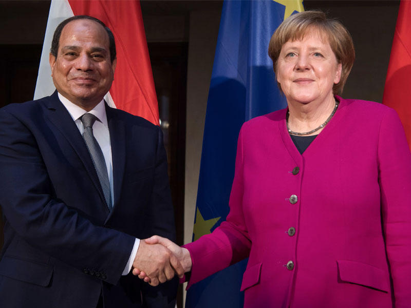 السيسي مصافحا ميركل في ميونيخ أمس (دي بي أيه)