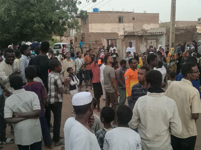 متظاهرون سودانيون يشاركون في مظاهرة مناهضة للحكومة في الخرطوم