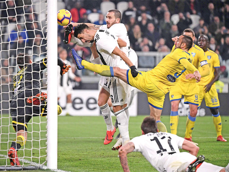 سامي خضيرة نجم يوفنتوس يحرز الهدف الثاني