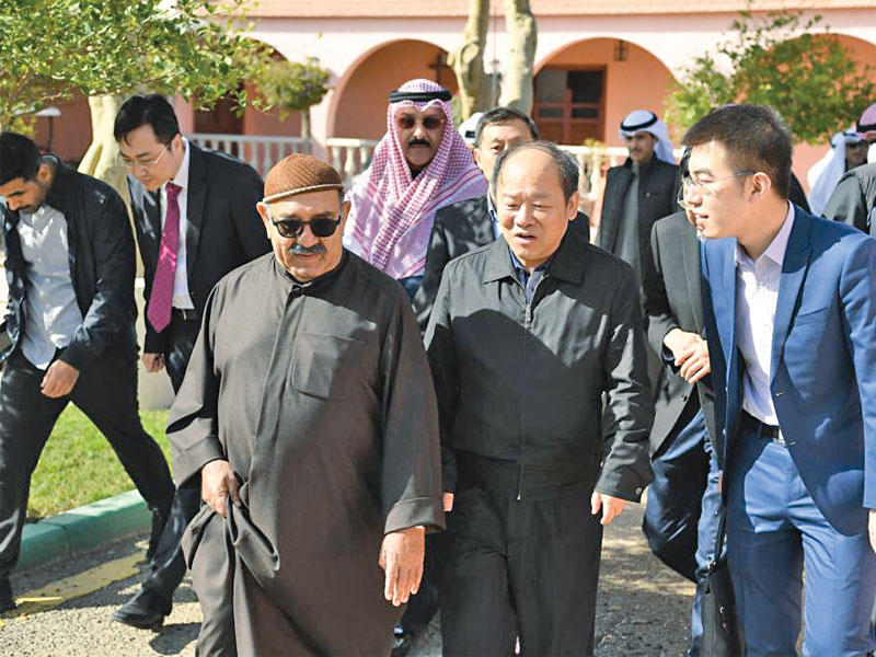 ناصر الصباح مستقبلاً المسؤول الصيني أمس