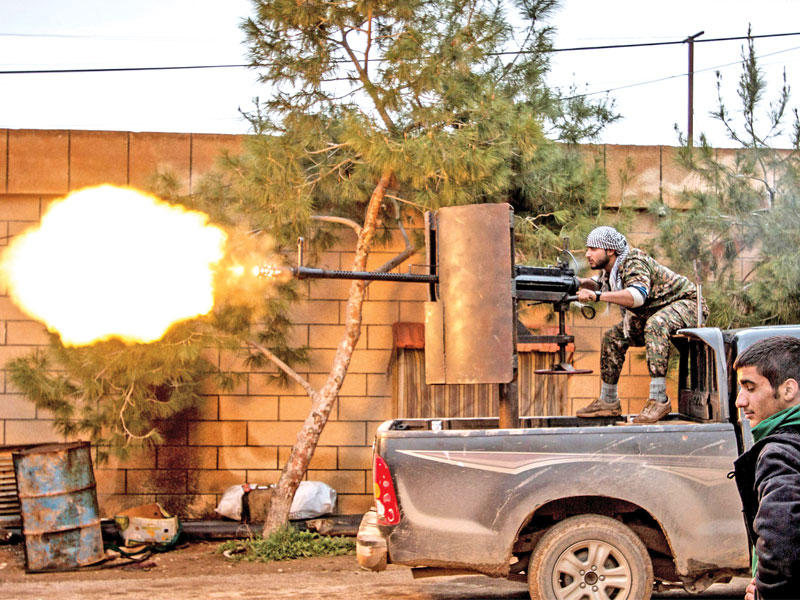 مقاتل من «قسد» في معركة ضد «داعش» عام 2015 t(رويترز)