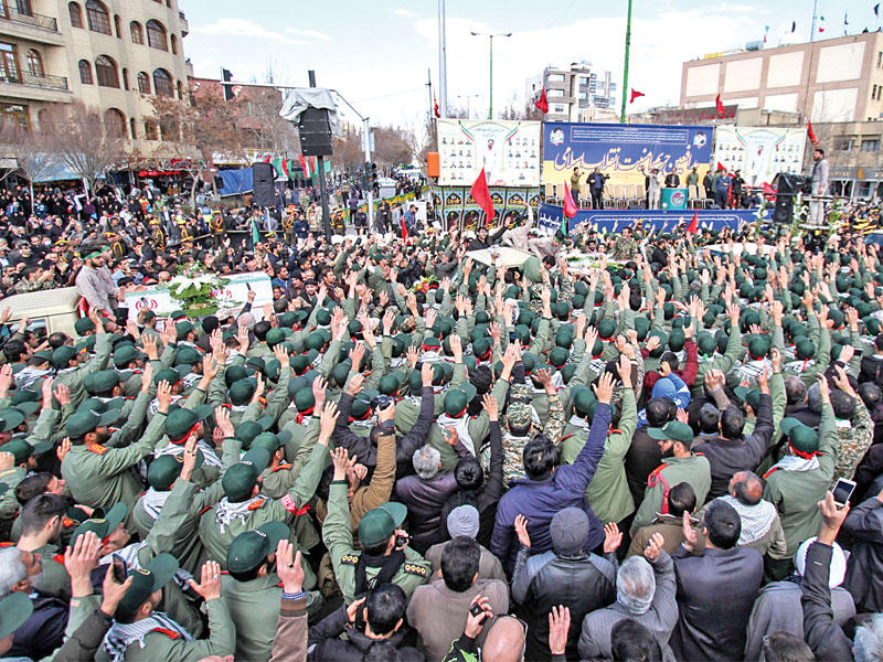 عناصر من «الحرس الثوري» و«الباسيج» خلال تشييع زملائهم الذين سقطوا في زاهدان بأصفهان أمس     (رويترز)
