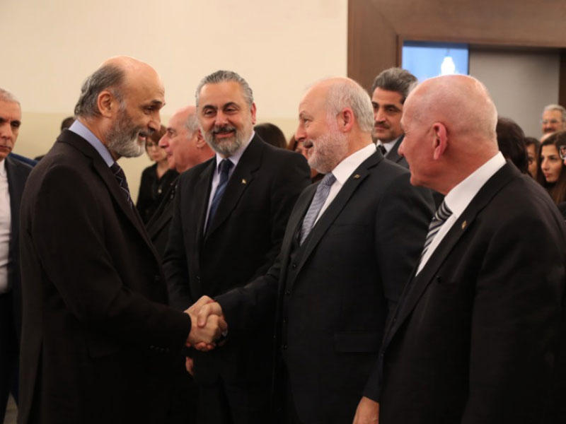 قائد «حزب القوات اللبنانية» سمير جعجع مستقبلاً وفداً من مصلحة المعلمين في «القوّات» بمنزله أمس   (الوكالة الوطنية)