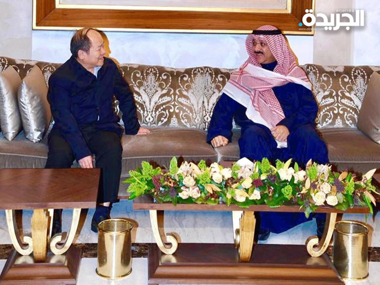 نينيغ جي جه عقب وصوله إلى الكويت وفي استقباله سفير الكويت لدى الصين سميح حيات 