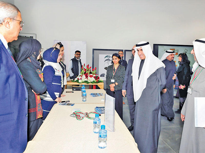 الأنصاري خلال جولته في المعرض