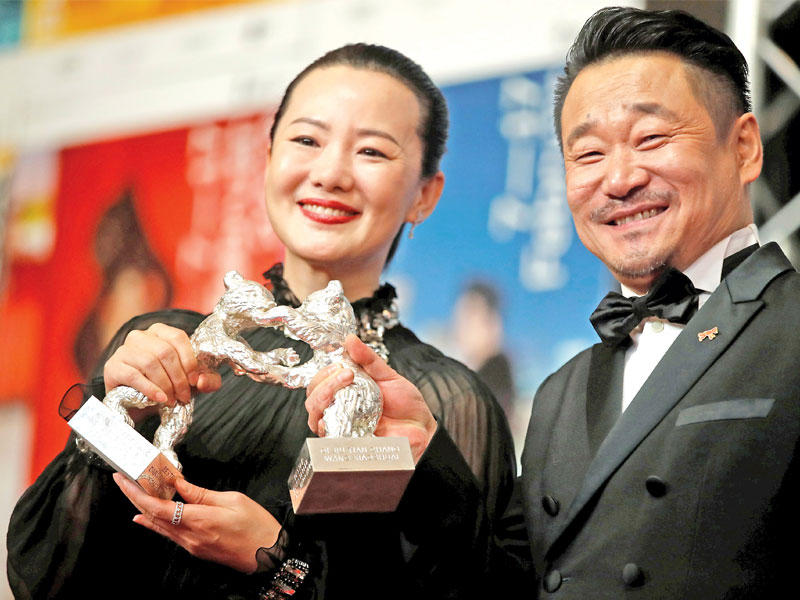 بطلا الفيلم الصيني «طويل جدا ابني» 