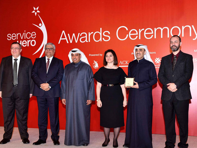 التويجري متسلماً الجائزة 