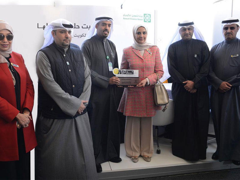 الوزيرة العقيل في جناح «بيتك» 