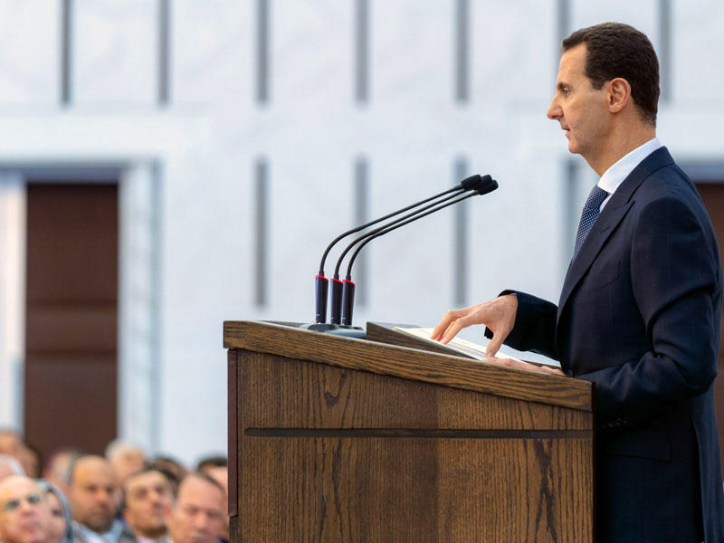 الأسد متحدثاً إلى رؤساء المجالس المحلية في دمشق أمس  (أ ف ب)