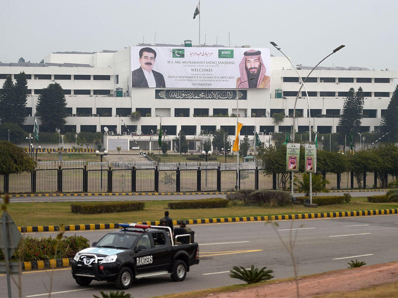 صورة لبن سلمان ورئيس مجلس الشيوخ الباكستاني صادق سنجراني على مبنى البرلمان في إسلام آباد أمس  (أ ف ب)