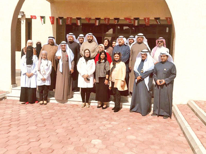 وزير الصحة يتوسط عددا من مسؤولي الوزارة عقب افتتاح المركز 