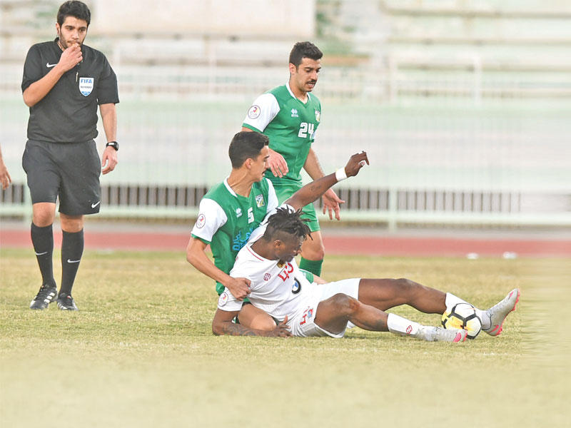 شد من الخلف لعرقلة جمعة سعيد (تصوير جورج رجي)