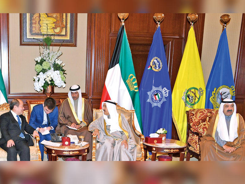 الأمير مستقبلاً الوفد الصيني أمس بحضور النائب الأول