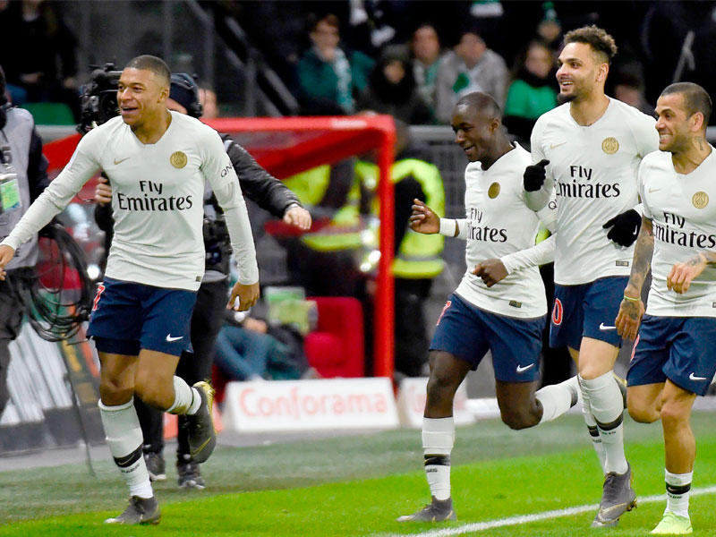 مبابي نجم باريس يحتفل بهدفه في مرمى سانت إتيان