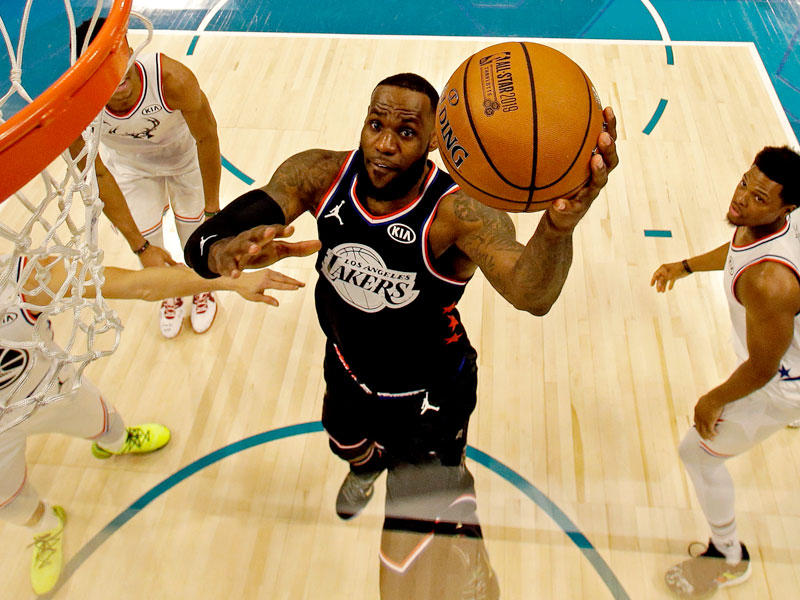 ليبرون جيمس في محاولة للتسجيل خلال مباراة كل النجوم