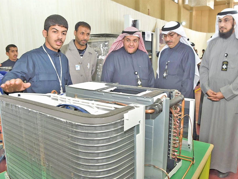 جانب من الجولة في معرض المعهد