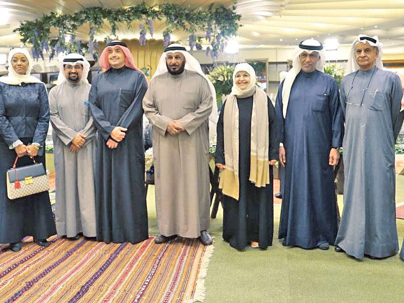 الخراز يتوسط كبار ضيوف المعرض ومسؤولي «زين»