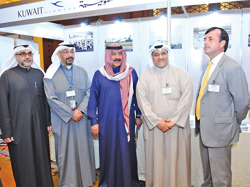 الفريق محمود الدوسري متوسطاً عزالدين الحساوي ووائل الحساوي في جناح «الكويتية»