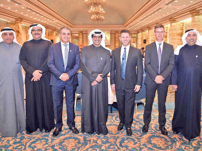 مازن الناهض والإدارة التنفيذية مع باتريك شويردتفيغر في افتتاح البرنامجn