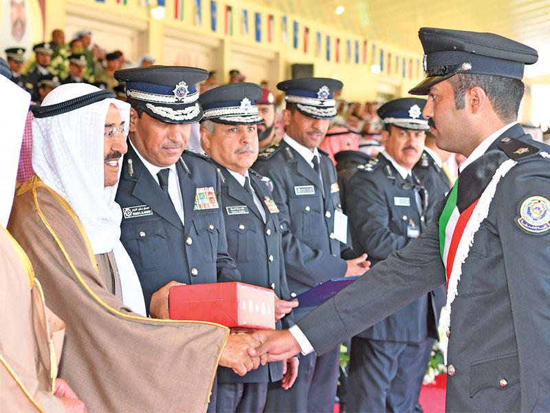 صاحب السمو مكرماً أحد الخريجين أمس